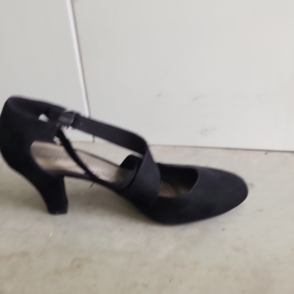 Elegant Black Double Strap Heels - Picture 6 of 9